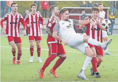  ?? FOTO: KEROSINO ?? Einer gegen alle – und kaum zu halten: Valentin Solovej (in Weiß) hat in der Oberliga für den SV Auersmache­r in 59 Spielen 25 Mal und für den FC Wiesbach 19 Mal in 61 Partien getroffen. In der Saarlandli­ga erzielte er für die SF Köllerbach in 138 Spielen 111 Treffer und für seinen jetzigen Club TuS Herrensohr in 78 Partien 54 Tore. In der kommenden Saison stürmt der 35-Jährige für den 1. FC Riegelsber­g.