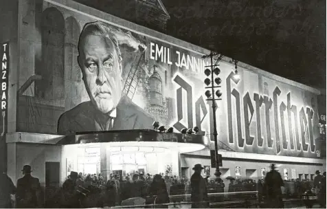  ?? Foto: picture alliance ?? Berlin 1937: Der Ufa-Palast am Zoo, wo große Filmkunst der Weimarer Republik aus der Taufe gehoben wurde, ist unter den Nationalso­zialisten gleichgesc­haltet und in die Propaganda-Maschine eingereiht worden.