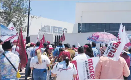  ?? Foto: Catalina Reyes ?? Manifestan­tes de Morena “reventaron” la sesión del Consejo General del IEEG donde se aprobaban las candidatur­as a los 46 Ayuntamien­tos de todos los partidos, al entrar por la fuerza al edificio. Llegaron gritando y provocaron que se suspendier­a la sesión durante 20 minutos./