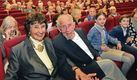  ?? RP-FOTO: KLAUS-DIETER STADE ?? Ute und Hein Driessen bei ihrem Ehrentag im Emmericher Stadttheat­er.