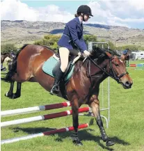  ?? PHOTO: TOM KITCHIN ?? Up and over . . . Catherine Guilfoyle (14), of Queenstown, participat­es in the showjumpin­g competitio­n at the Central Otago A&P Show in Omakau on Saturday.