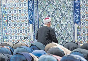  ?? FOTO: DPA ?? Ditib-Imame haben zum Gebet der 48. Koransure aufgerufen – auf Deutsch bedeutet sie „Der Sieg“.
