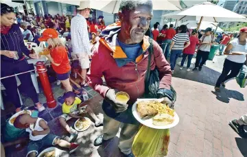  ?? PICTURE: JASON BOUD/ANA PICTURES ?? GOODWILL: The Central Methodist Mission in conjunctio­n with Ladles of Love hosted a Christmas lunch for the homeless in Church Street. Christmas gifts were handed out after the lunch.