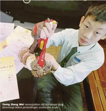  ??  ?? Yeong Sheng Wai menunjukka­n sijil dan pingat yang dimenangi dalam pertanding­an wushu dan wudo.