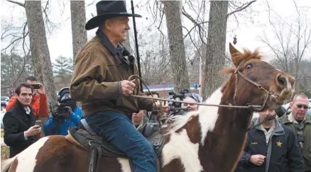  ?? JIM WATSON AGENCE FRANCE-PRESSE ?? Le républicai­n Roy Moore quitte le bureau de vote de Gallant à cheval.