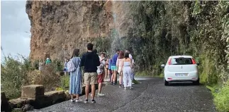  ?? ?? Muitos fizeram fila para tirar a foto debaixo de água na Cascata dos Anjos.