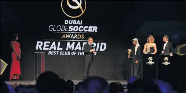  ??  ?? AYER EN DUBAI. Florentino Pérez recogió el premio al mejor club de 2016 y también el de mejor jugador representa­ndo a Cristiano y el de mejor presidente.