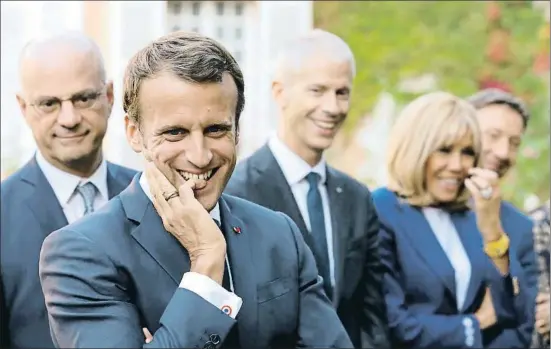  ?? POOL / REUTERS ?? Macron y su esposa, junto con su ministro de Educación y Cultura, visitando ayer un château