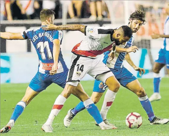  ?? FOTO: EFE ?? Los blanquiazu­les sufrieron para sumar un punto ante el Rayo Granero marcó el segundo gol que permitió al Espanyol empatar en Vallecas