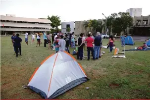  ??  ?? Manifestan­tes anunciaram que ficariam no Centro Cívico até obter respostas das autoridade­s