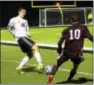  ?? GREGG SLABODA — TRENTONIAN PHOTO ?? Ian DeRusha, left, and Hopewell take on top-seeded Mendham on Friday in the North Jersey Section 2 Group III final.