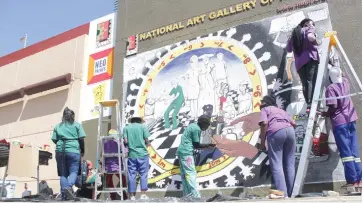  ?? Photo: Emmency Nuukala ?? Creatives hard at work... A group of students from the College of the Arts painting a mural of the National Art Gallery of Namibia.