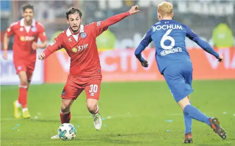  ?? FOTO: IMAGO ?? Christian Gartner (links) hatte seinen Anteil daran, dass sich das Spiel des MSV beim 0:2 gegen Sandhausen nach der Pause verbessert­e.