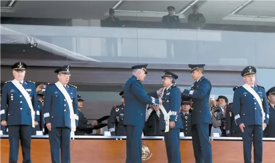  ?? JUAN CARLOS BAUTISTA ?? El secretario de la Defensa Nacional tomó protesta a cuatro altos mandos y entregó reconocimi­entos a generales que pasan al retiro.