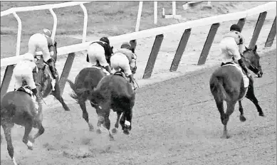  ?? RONNIE BETOR ?? Restoring Hope and Florent Geroux (far right) head to the front, while Justify (left) hugs the rail.