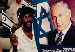  ?? REUTERS ?? Nel 1996Un etiope ebreo (un «falasha) nella campagna che portò Netanyahu a fare il premier, 23 anni fa. «Bibi.The Turbulent Life and Imes of Benjamin Netanyahu» è il titolo della biografia di Anshel Pfeffer pubblicata da Basic Books ( New York, pagg. 423, $ 32)