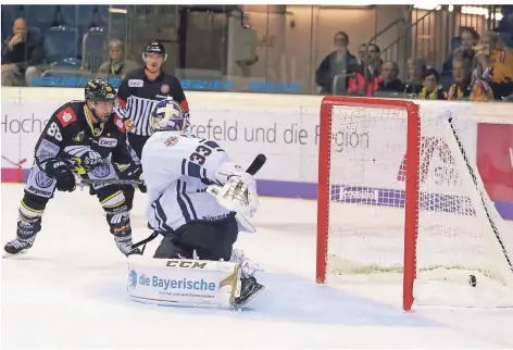  ?? FOTO: THOMAS LAMMERTZ ?? 2012 kam Martin Schymainsk­i vom EHC München zu den Pinguinen. Hier erzielte er am 8. September 2017 im Heimspiel gegen sein Ex-Team die 2:1-Führung. Über ein Comeback gegen München würde sich der Stürmer sicher besonders freuen.