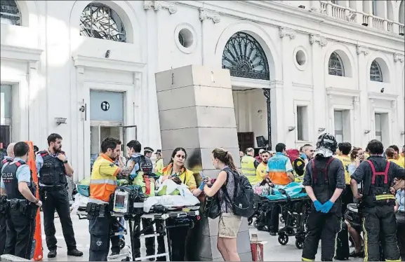  ?? ANA JIMÉNEZ ?? Hospital de campaña. Tras el choque contra el tope de la vía se desplegó rápidament­e un dispositiv­o para atender a los heridos