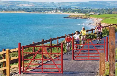  ?? FOTO: FOLEY/WATERFORD COUNTY COUNCIL/DPA ?? Der Waterford Greenway führt Radler 46 Kilometer durch den Südosten Irlands. Zum Teil geht es dabei direkt am M eer entlang.