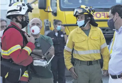  ?? Foto: Junta de Andalucía ?? Andalusisc­he und portugiesi­sche Feuerwehrl­eute im Austausch.