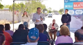  ?? ?? l El alcalde Antonio Astiazarán participó en la entrega de la pavimentac­ión de la calle Juan José García, en la colonia Palo Verde.