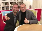  ??  ?? Nick Vujicic zusammen mit Andreas Tissen