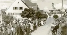  ?? Archivfoto: VdK Babenhause­n ?? 1949, zwei Jahre nach der Gründung, zogen 400 Männer und Frauen im Schweige marsch durch den Fuggermark­t.