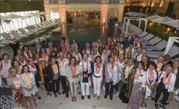  ??  ?? Autour du prince Albert II et de Nancy Dotta, la présidente de Namaste, quelque soixante-dix bénévoles se sont réunis à l’Hôtel Métropole. (Photo Studio Phenix)