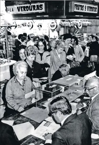  ?? PÉREZ DE ROZAS ?? Mesa de votación en un mercado municipal barcelonés el 15 de junio de 1977
riano Rajoy