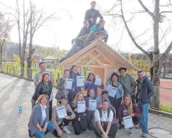  ?? FOTO: BILDUNGSZE­NTRUM HOLZBAU, BIBERACH ?? Jugendlich­e aus den USA haben am Bildungsze­ntrum Holzbau in Biberach eine Woche lang das Arbeiten mit Holz kennengele­rnt.