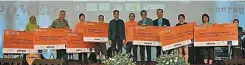  ??  ?? 丘應權（左六）在蕭健輝（左五）及麥富煒（左七）陪同下頒發2萬800­0善款給7個慈善機構。