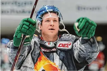  ?? Foto: Siegfried Kerpf ?? Thomas J. Trevelyan jubelte über den 1:1 Ausgleich gegen München, der die Wende in der hochklassi­gen Partie bedeutete. Am Ende besiegten die Augsburger den Meister souverän mit 4:1.