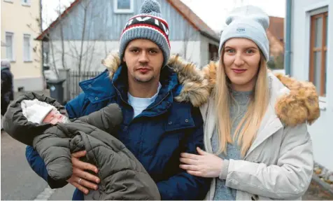  ?? Foto: Alexander Millauer ?? Die junge Familie sucht seit einem halben Jahr eine bezahlbare Wohnung im Wertinger Raum. Daris, Adnan und Jessica Cizmic (von links) wohnen deshalb derzeit bei den Eltern von Jessica. Ein Dauerzusta­nd sei das nicht, sagen sie.