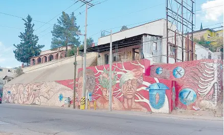 ?? ?? l Guadalupe Serrano Quiñónez, muralista, escultor y pintor, creó este mural ubicado por avenida Ruiz Cortines y calle Providenci­a en 2004, en el cual refleja la principal actividad que es la industria maquilador­a.