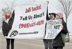  ?? BARRY GRAY THE HAMILTON SPECTATOR ?? A small group of supporters wave banners and signs for inmates at the Hamilton-Wentworth Detention Centre, which has suffered a COVID-19 outbreak.