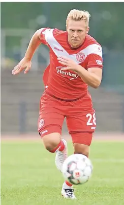  ?? FOTO: FALK JANNING ?? Auch im Testspiel mit Vollgas unterwegs: Fortuna Stürmer Rouwen Hennings im Spiel beim VfL Benrath am 14. August.