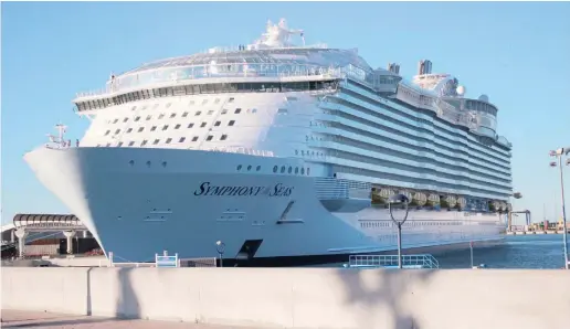  ?? Foto: Michael Trampert ?? Für 16 Stunden lag die „Symphony of the Seas“am Dienstag im Hafen von Málaga vor Anker.
