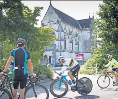  ??  ?? TEST EN PAU.
Alejandro Valverde salió en la mañana de ayer a rodar con la bicicleta de contrarrel­oj del circuito. Para el murciano, el recorrido ondulado no le va mal a Nairo y a él.