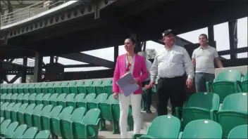 ?? Foto Cortesía ?? LA TITULAR DE LA COMISION NACIONAL DEL DEPORTE, Ana Gabriela Guevara, recorrió el nuevo estadio de beisbol como parte de su visita a San Luis Río Colorado, el 26 de marzo. Le acompaño el alcalde Santos González (derecha).