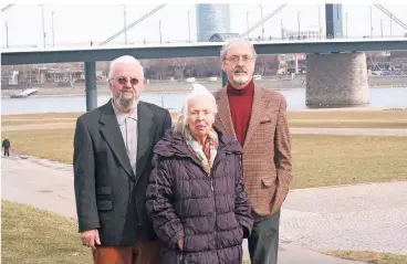  ?? RP-FOTO:RALPH KOHKEMPER ?? Richard Fuchs, Ursel Fuchs und Georg Kretzschma­r haben täglich ein Auge auf die Wiesen, auf denen gerade wieder die Kirmes aufgebaut wird.