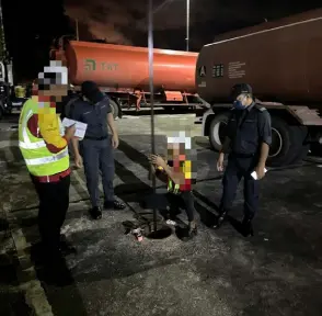  ?? ?? KPDN enforcemen­t personnel checking the supply of diesel at a petrol station.