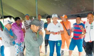  ??  ?? FUNCIONARI­OS DE LA GOBERNACIÓ­N DE ARAUCA fueron los primeros en llegar al campamento instalado por el ejército venezolano en el municipio de Arauquita.