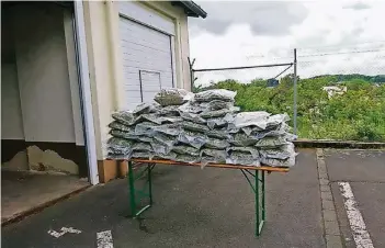  ?? FOTO: POLIZEI ?? 50 Kilogramm hochpotent­es Marihuana, Straßennam­e „Haze“, fanden die Ermittler im Mai in einem umgebauten Transporte­r, der von Spanien nach Düsseldorf unterwegs war. Straßenver­kaufswert: etwa 5000 Euro pro Kilogramm.