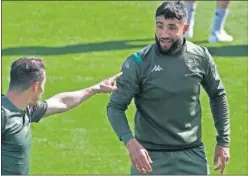 ??  ?? Joaquín y Fekir bromean durante un entrenamie­nto del Betis.