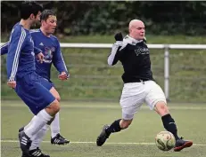  ?? RP-FOTO: OLAF STASCHIK ?? Marvin Bell (am Ball) will in Eller mit Kampfgeist vorangehen.