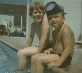  ?? Howard family, via © The New York Times Co. ?? Clint Howard, right, in a childhood photo with his brother, Ron.