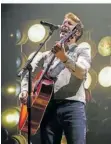  ?? FOTO: ERIC KOLLING ?? Der 50-jährige Brite spielte am Sonntag in der Rockhal Luxemburg vor 5600 Zuschauern ein sehr emotionale­s Konzert ab.