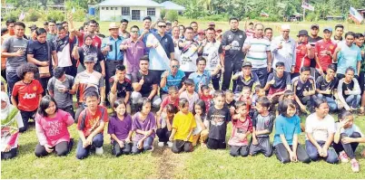  ??  ?? MOMEN bersama sebahagian penduduk kampung yang menjayakan program itu.