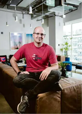  ??  ?? Lucas Mendes, 36, sócio-fundador da Revelo, em seu escritório, em SP