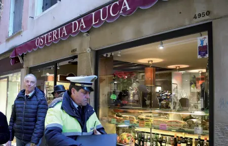  ??  ?? L’ispezione Un polizia Venezia termine agente locale del al della di controllo effettuato mattina ieri all’osteria «Da Luca». Ispezioni effettuate anche da parte dei Nas e della guardia di finanza